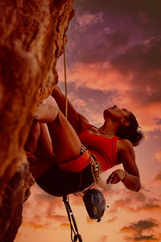 scalatrice arrampica al tramonto