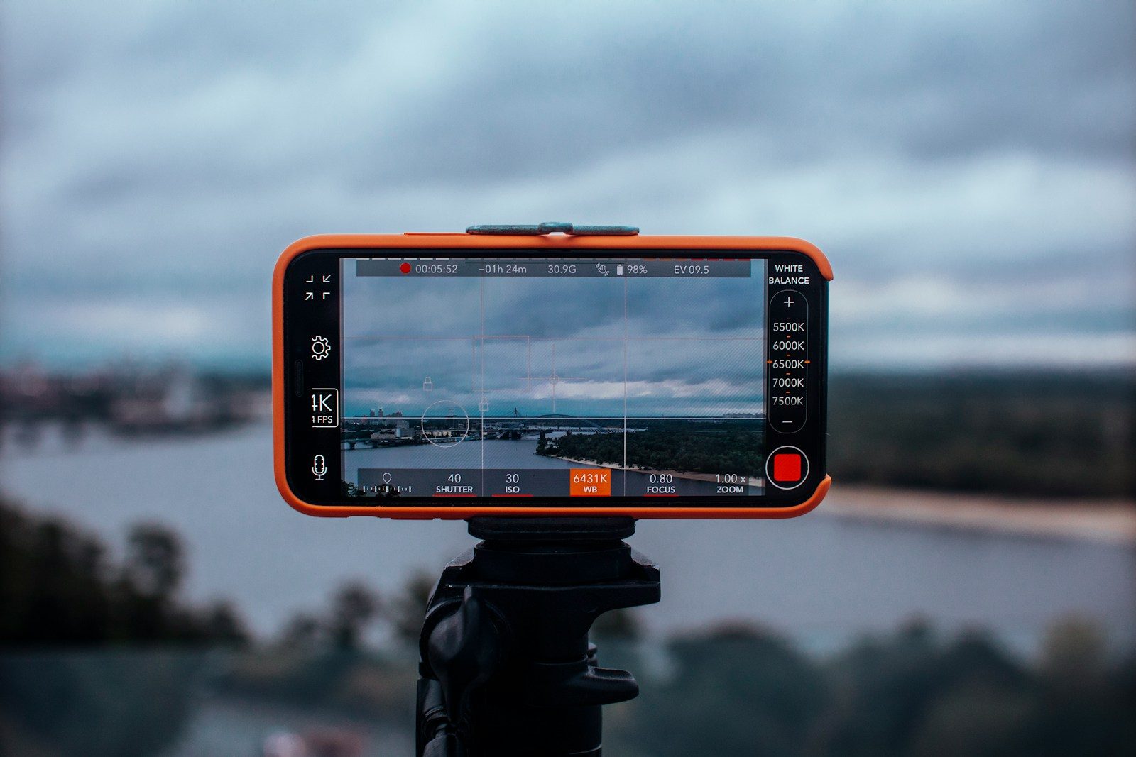Cinematografia da smartphone - black smartphone on black tripod
